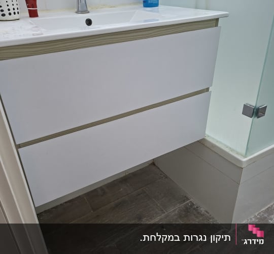כיור אמבטיה עם ברז ומגירות, בקבוק סבון נוזלי